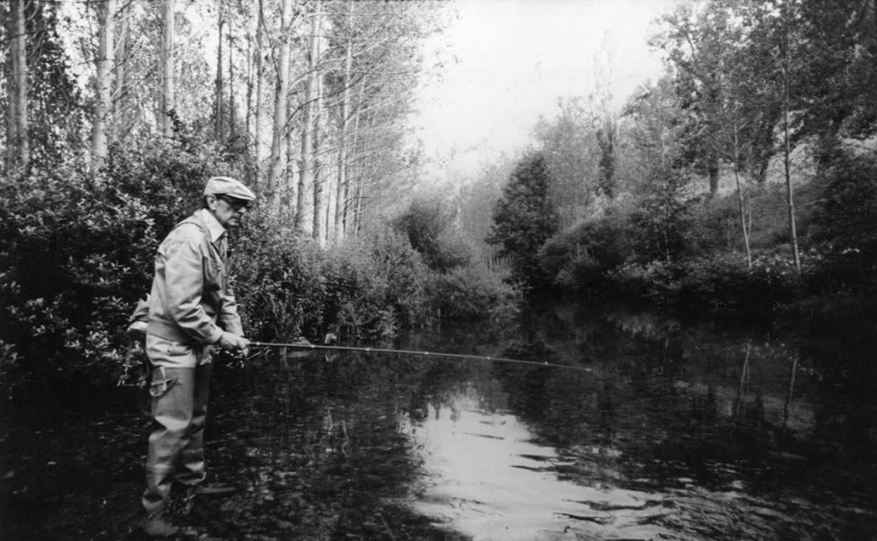 Miguel Delibes en una jornada de pesca.