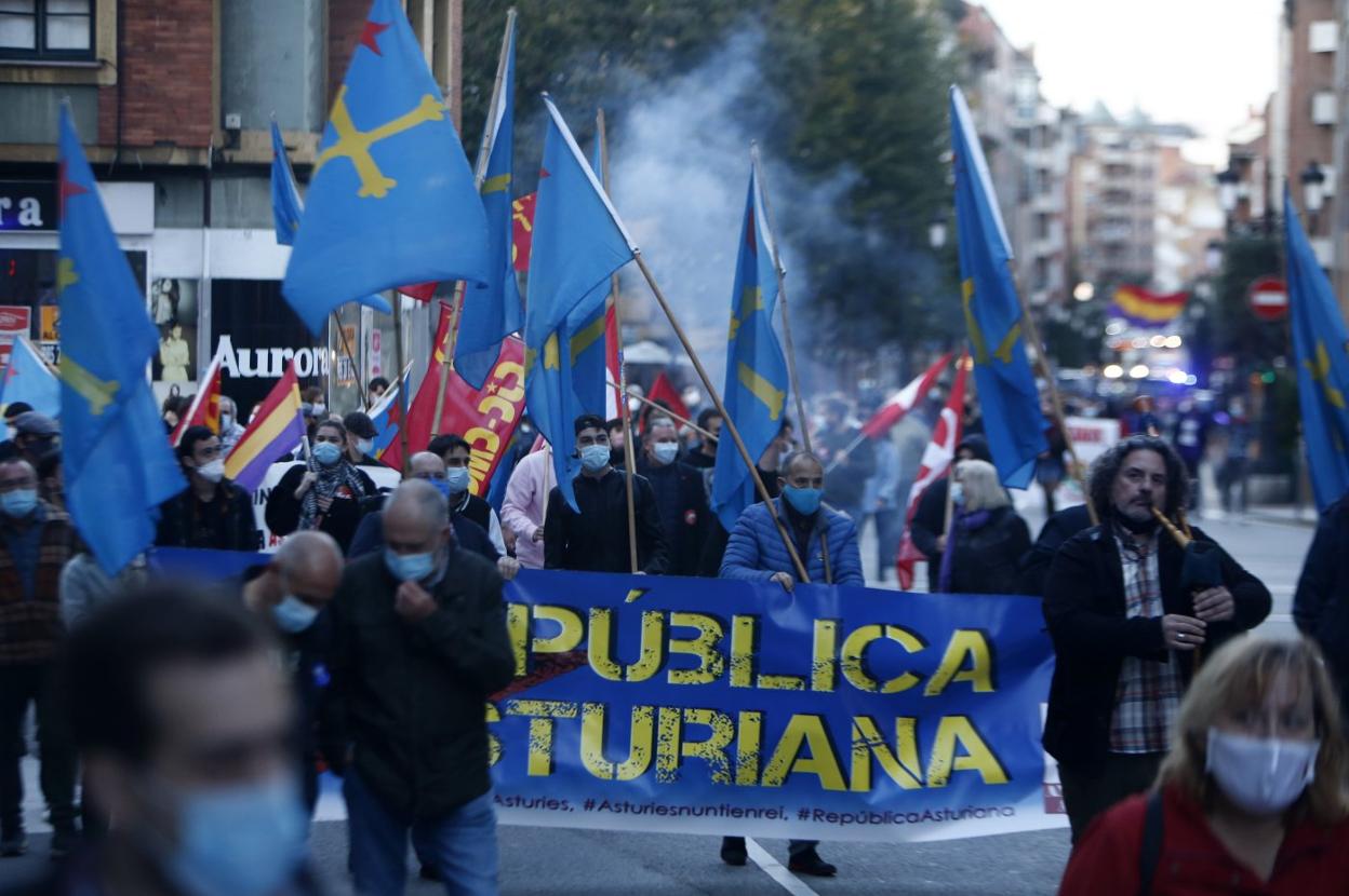 Los manifestantes, durante la marcha por Oviedo. 