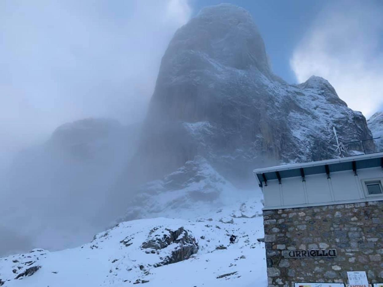 La nieve llega al Urriellu