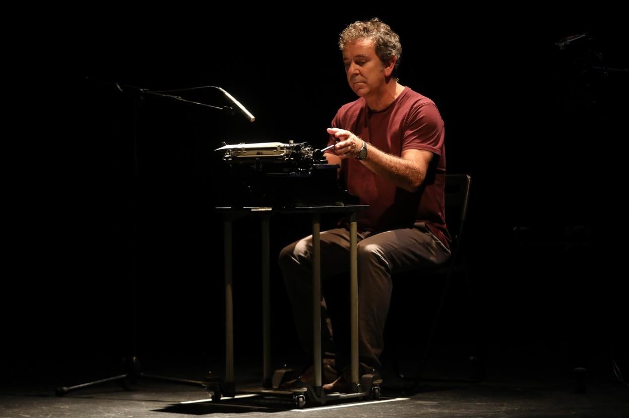 Miguel de Lira, ayer, sobre el escenario del Palacio Valdés. 