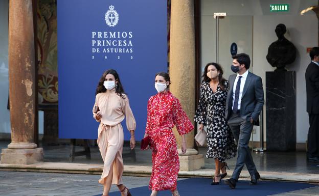 Galería. La alfombra azul del Reconquista, con la familia de Carlos Sainz.