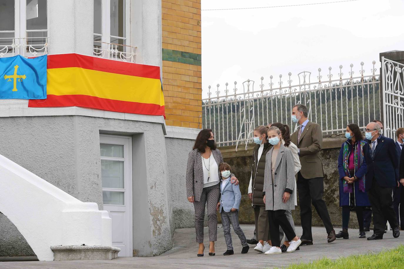 Don Felipe, doña Letizia y sus hijas, la Princesa Leonor y la Infanta Sofía, han recorrido las calles de Somao, Pueblo Ejemplar de Asturias 2020, para conocer a sus gentes y su pasado indiano.