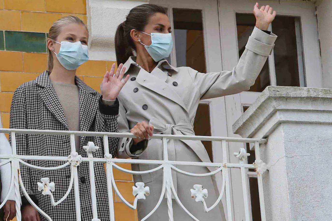 Don Felipe, doña Letizia y sus hijas, la Princesa Leonor y la Infanta Sofía, han recorrido las calles de Somao, Pueblo Ejemplar de Asturias 2020, para conocer a sus gentes y su pasado indiano.