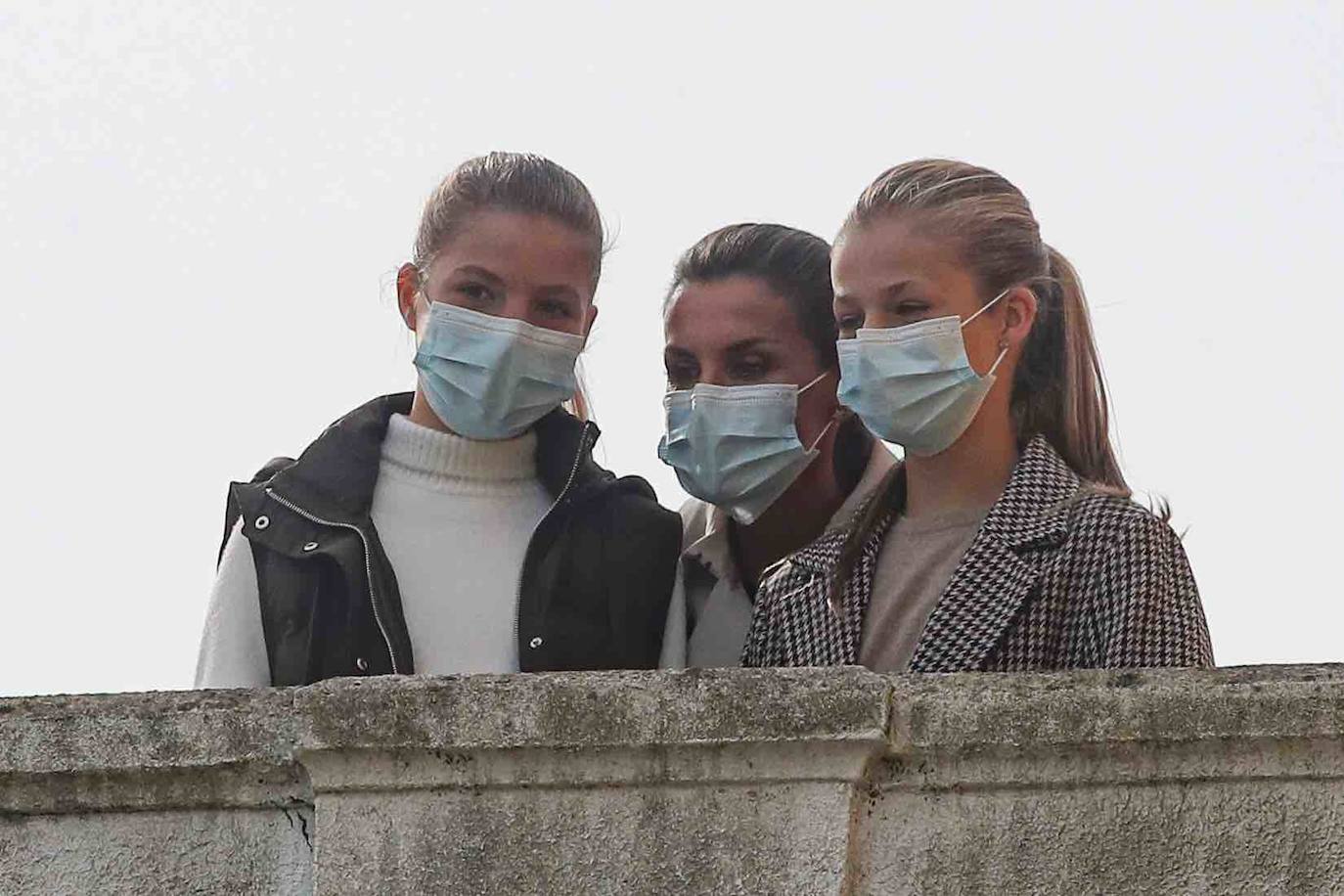 Don Felipe, doña Letizia y sus hijas, la Princesa Leonor y la Infanta Sofía, han recorrido las calles de Somao, Pueblo Ejemplar de Asturias 2020, para conocer a sus gentes y su pasado indiano.