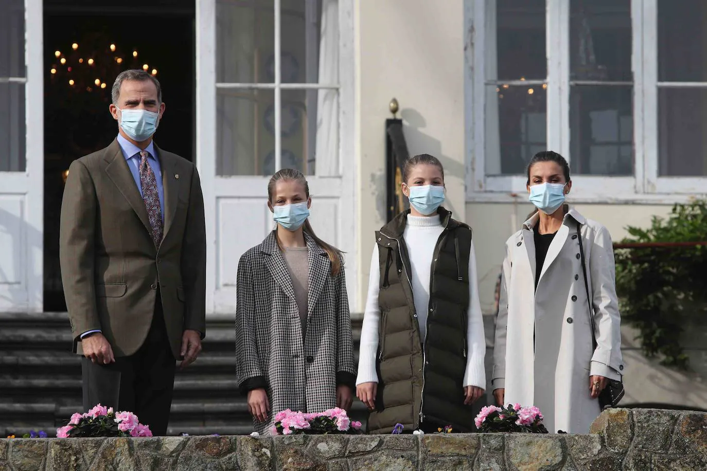 Don Felipe, doña Letizia y sus hijas, la Princesa Leonor y la Infanta Sofía, han recorrido las calles de Somao, Pueblo Ejemplar de Asturias 2020, para conocer a sus gentes y su pasado indiano.