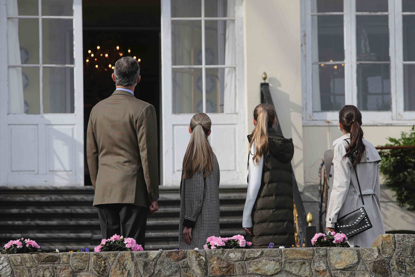 Don Felipe, doña Letizia y sus hijas, la Princesa Leonor y la Infanta Sofía, han recorrido las calles de Somao, Pueblo Ejemplar de Asturias 2020, para conocer a sus gentes y su pasado indiano.