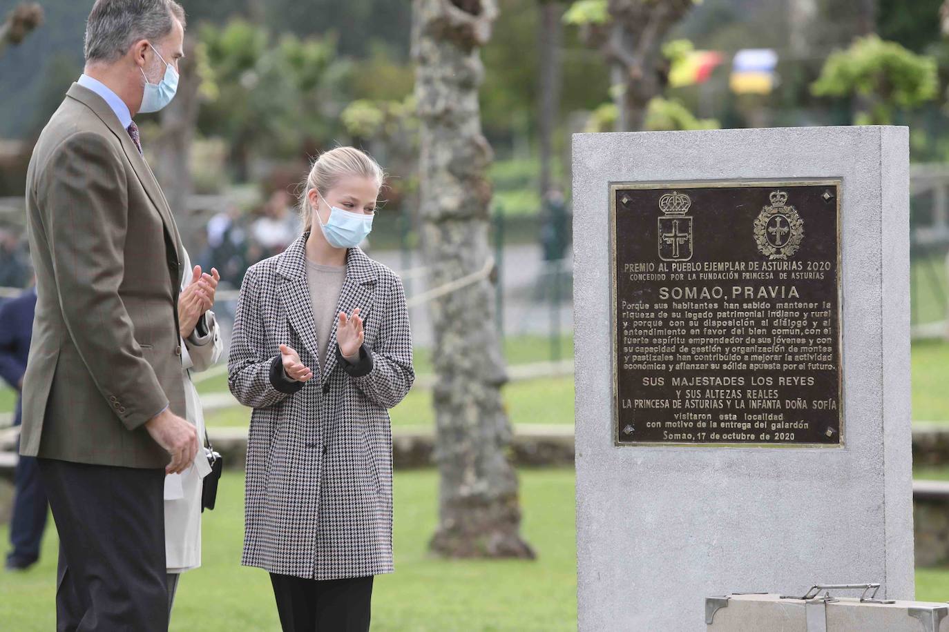 Don Felipe, doña Letizia y sus hijas, la Princesa Leonor y la Infanta Sofía, han recorrido las calles de Somao, Pueblo Ejemplar de Asturias 2020, para conocer a sus gentes y su pasado indiano.