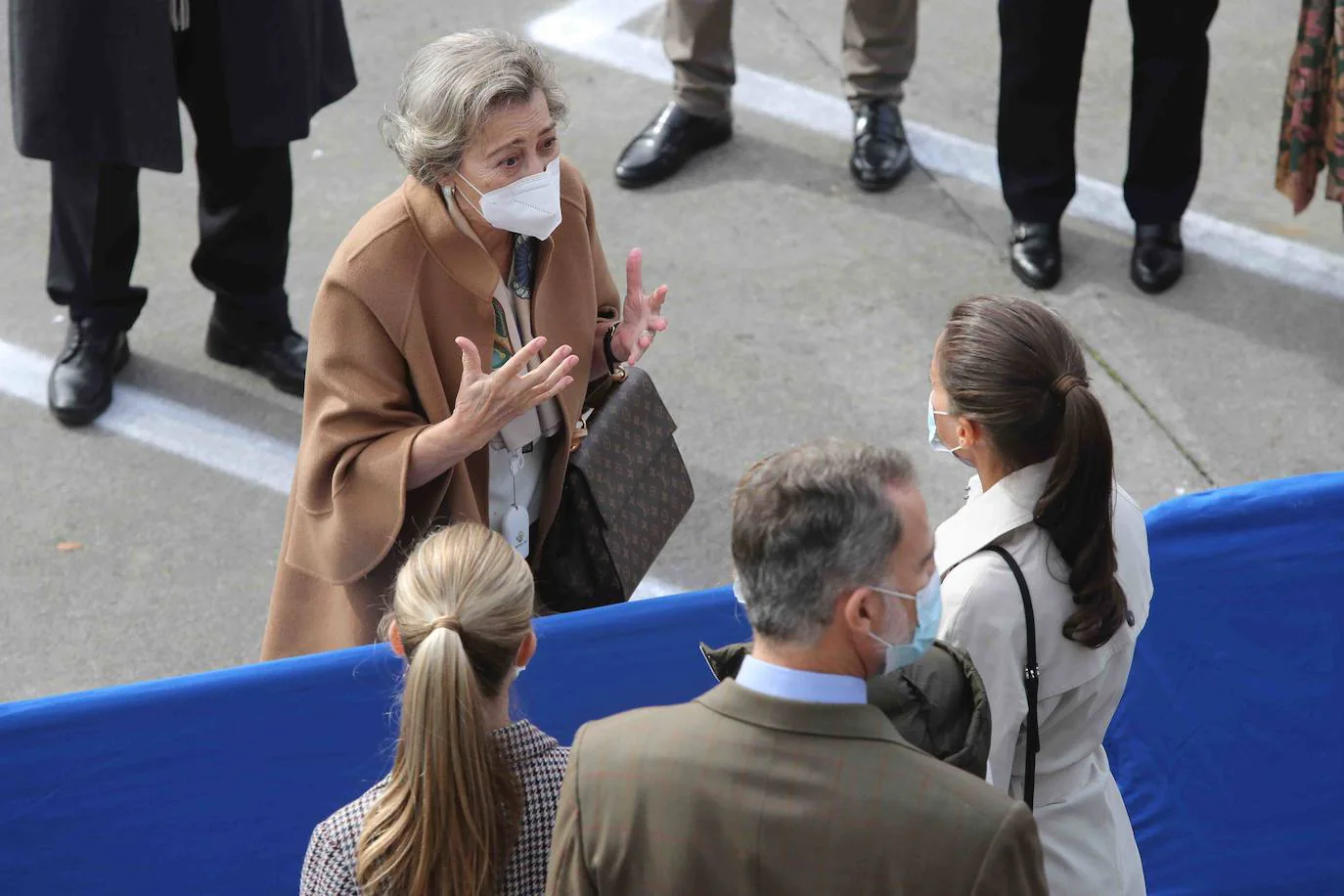 Don Felipe, doña Letizia y sus hijas, la Princesa Leonor y la Infanta Sofía, han recorrido las calles de Somao, Pueblo Ejemplar de Asturias 2020, para conocer a sus gentes y su pasado indiano.