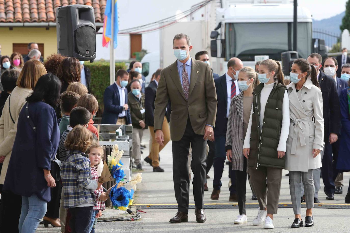 Don Felipe, doña Letizia y sus hijas, la Princesa Leonor y la Infanta Sofía, han recorrido las calles de Somao, Pueblo Ejemplar de Asturias 2020, para conocer a sus gentes y su pasado indiano.