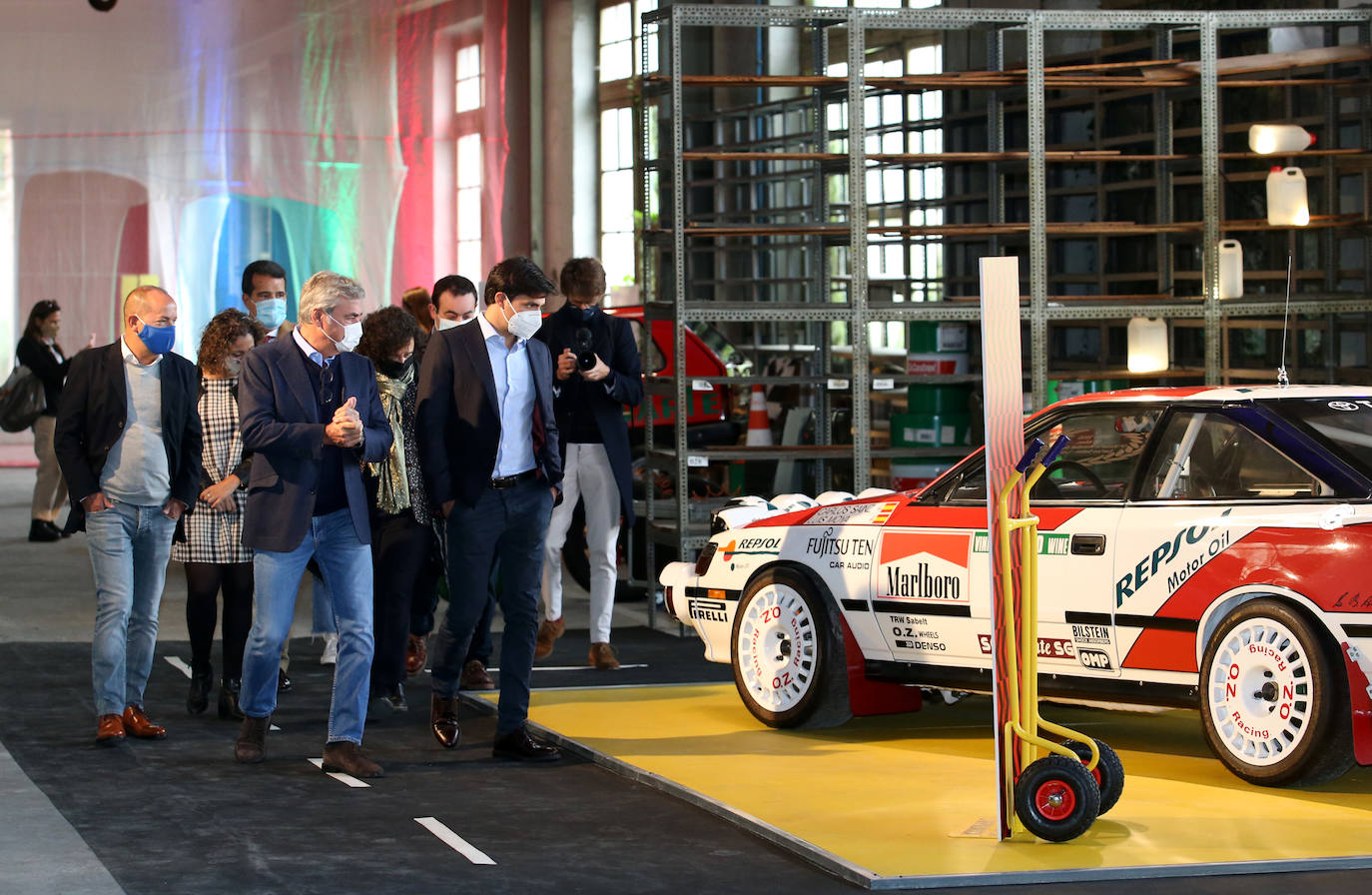El piloto Carlos Sainz, Premio Princesa de Asturias de los Deportes 2020, y su hijo, Carlos Sainz Jr., han participado en una mesa redonda de campeones en la Fábrica de Armas de La Vega, organizada en el marco de la Semana de los Premios.