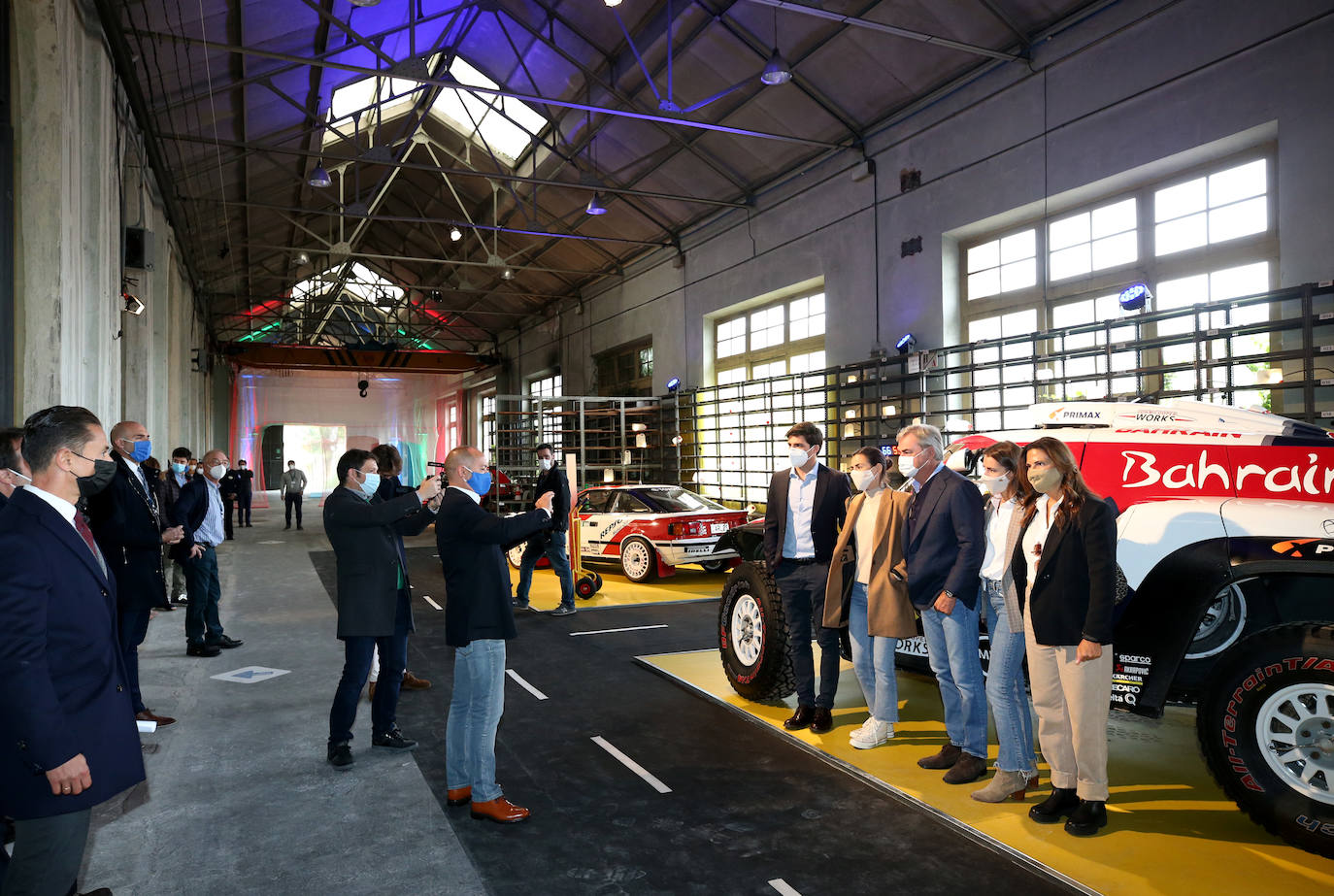 El piloto Carlos Sainz, Premio Princesa de Asturias de los Deportes 2020, y su hijo, Carlos Sainz Jr., han participado en una mesa redonda de campeones en la Fábrica de Armas de La Vega, organizada en el marco de la Semana de los Premios.