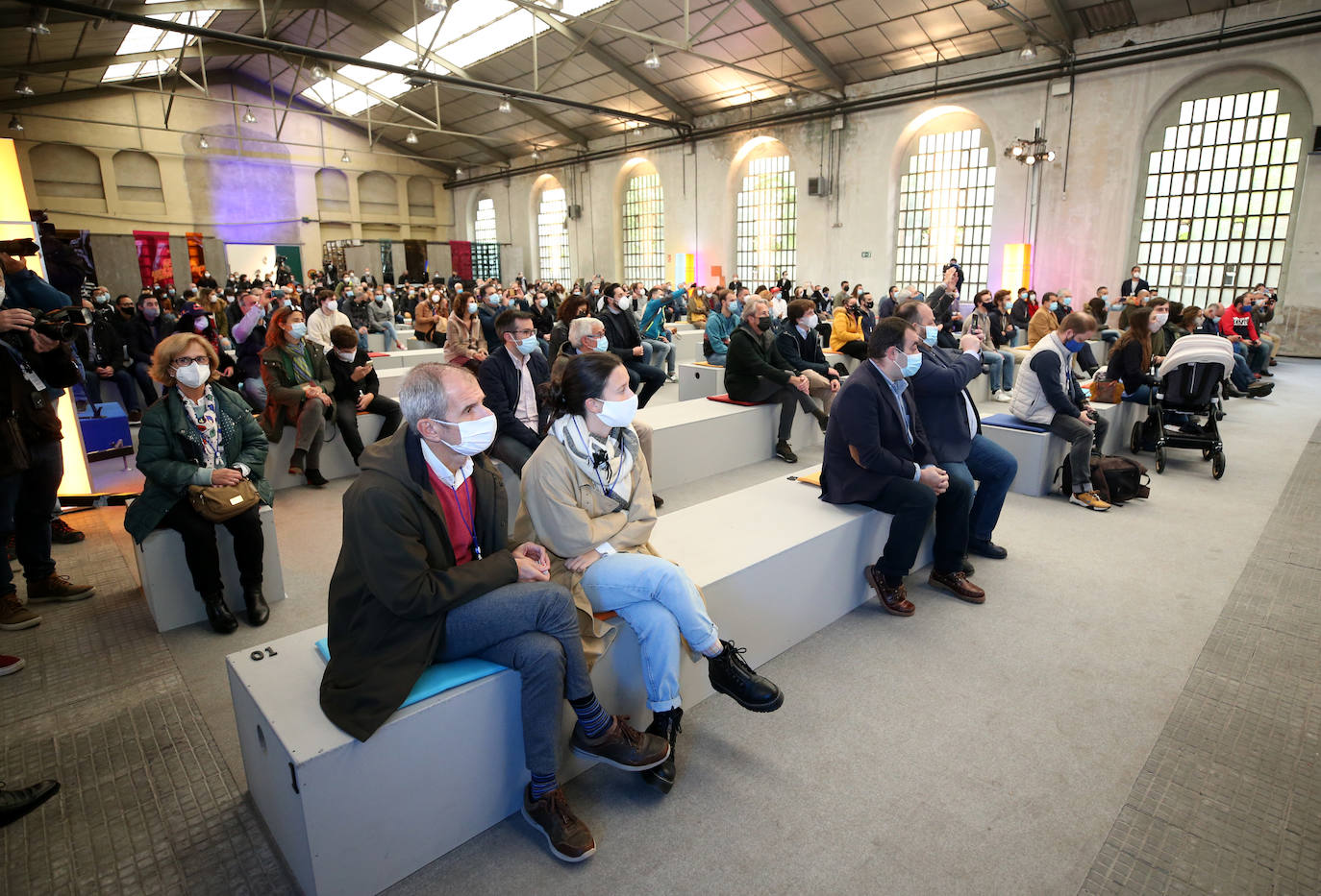 El piloto Carlos Sainz, Premio Princesa de Asturias de los Deportes 2020, y su hijo, Carlos Sainz Jr., han participado en una mesa redonda de campeones en la Fábrica de Armas de La Vega, organizada en el marco de la Semana de los Premios.