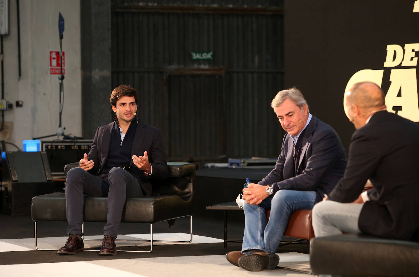 El piloto Carlos Sainz, Premio Princesa de Asturias de los Deportes 2020, y su hijo, Carlos Sainz Jr., han participado en una mesa redonda de campeones en la Fábrica de Armas de La Vega, organizada en el marco de la Semana de los Premios.