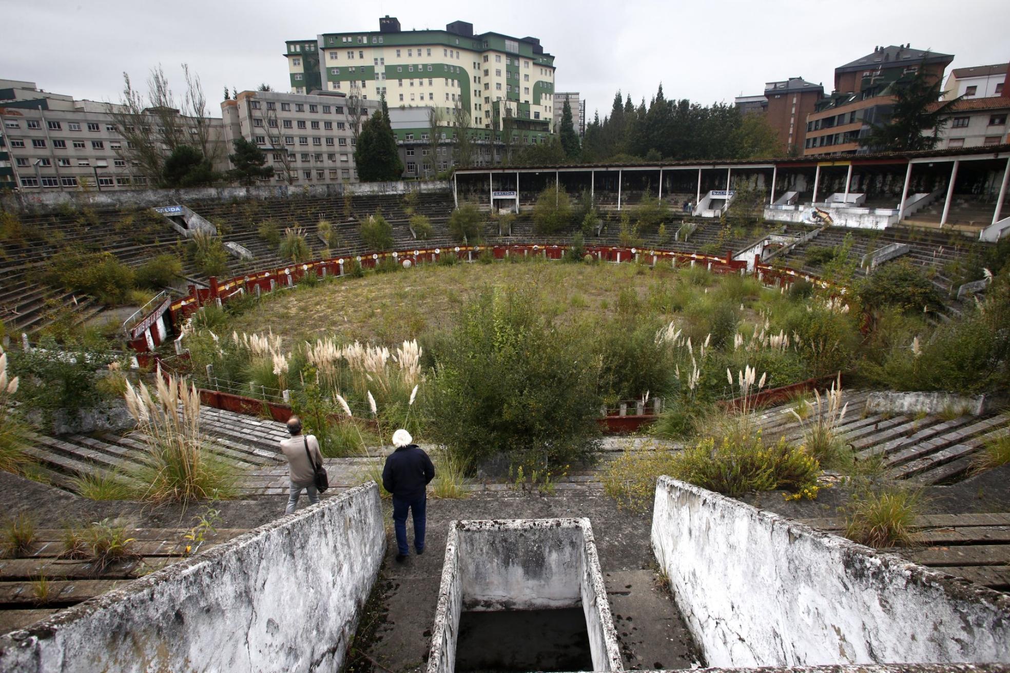 Plaza de toros de Buenavista. Las filtraciones de agua han acelerado la ruina de la grada alta del coso de Oviedo, que es irrecuperable. El moho cubre paredes enteras, la corrosión amenaza las vigas y el alvero está lleno de maleza. El Consistorio ha solicitado una revisión del proyecto para rehabilitarla. 