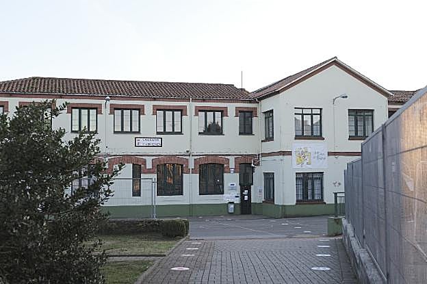Fachada del colegio Cabueñes, situado a escasa distancia del hospital gijonés. En el vídeo, las nuevas restricciones de Asturias frente al coronavirus. 