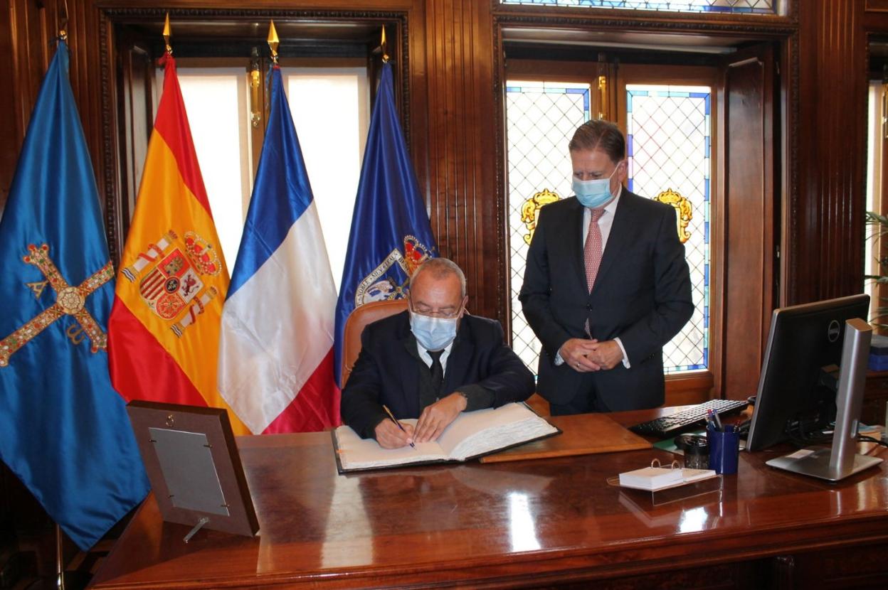 Jean-Michel Casa junto a Alfredo Canteli, ayer en el Ayuntamiento. 