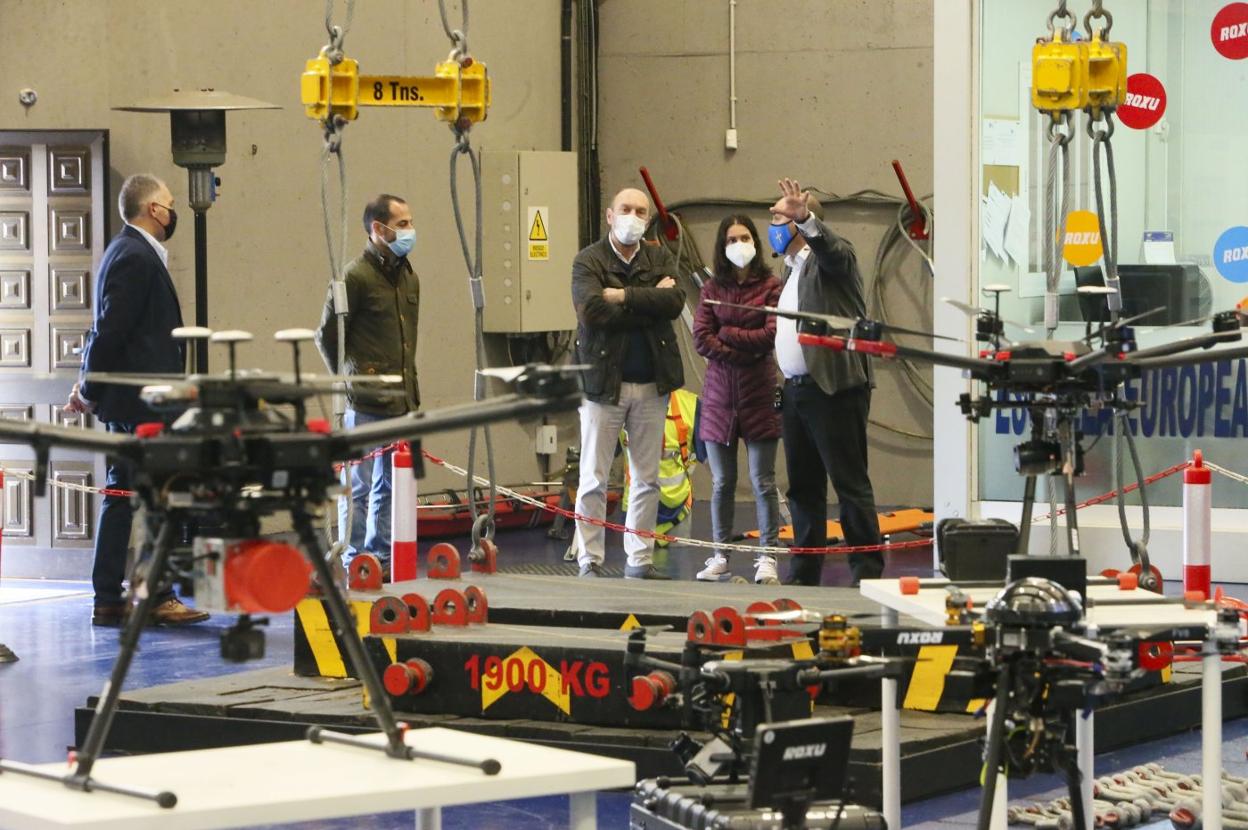 El vicepresidente del Principado, Juan Cofiño, y el alcalde de Siero, Ángel García, ayer en Grúas Roxu . 