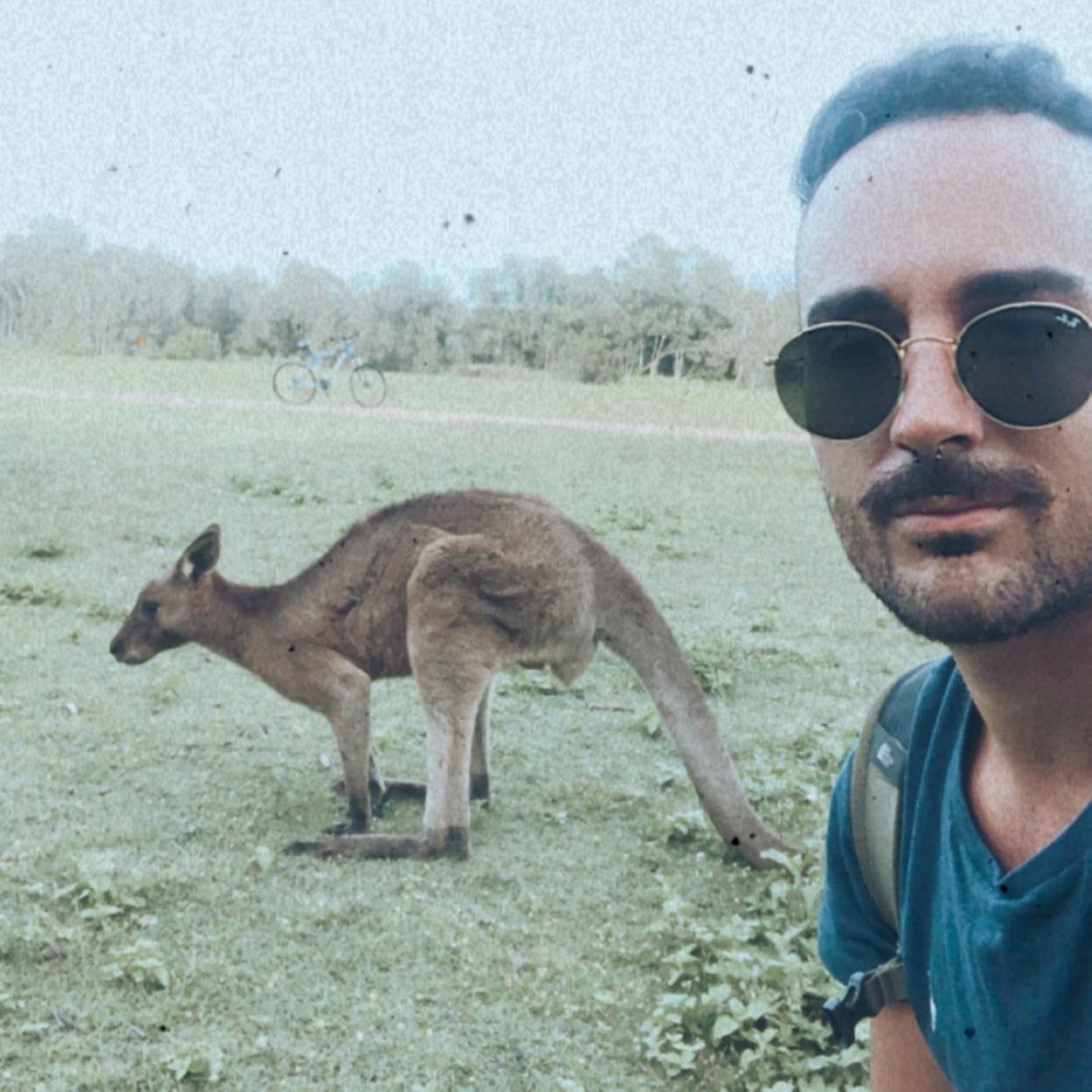 Tadeo del Río posa con un canguro. 