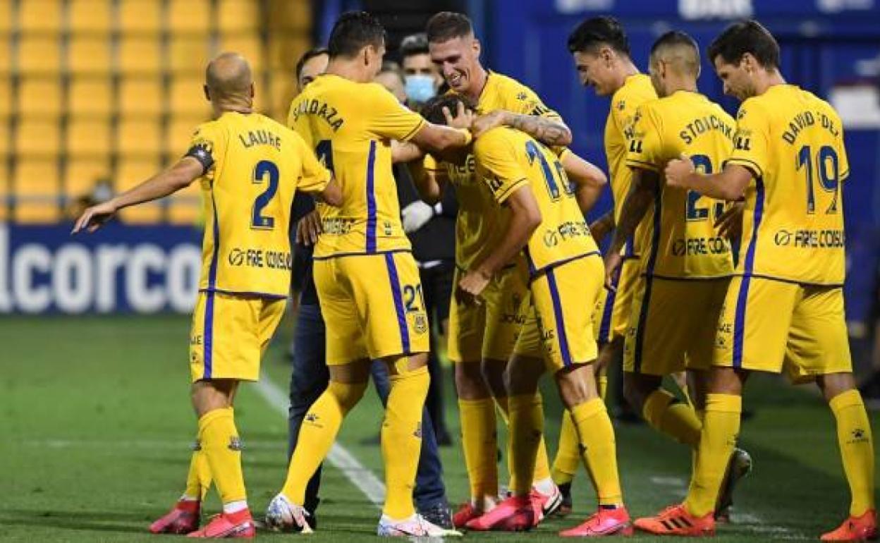 Los jugadores del Alcorcón celebran un golen un partido. 