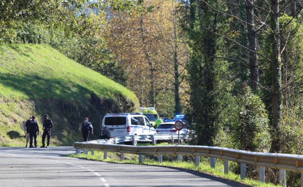 Hasta el lugar se han desplazado efectivos de la DYA y agentes de la Ertzaintza. /