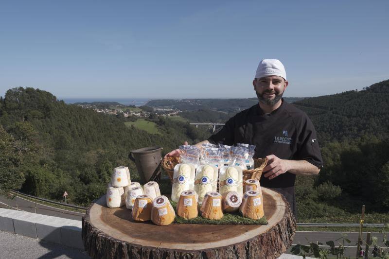 Después de un sábado de muchas emociones tras la visita de los Reyes y sus hijas, los habitantes de Somao tratan de recuperar la normalidad. Así fue el día siguiente en el pueblo tras la presencia de la Familia Real.