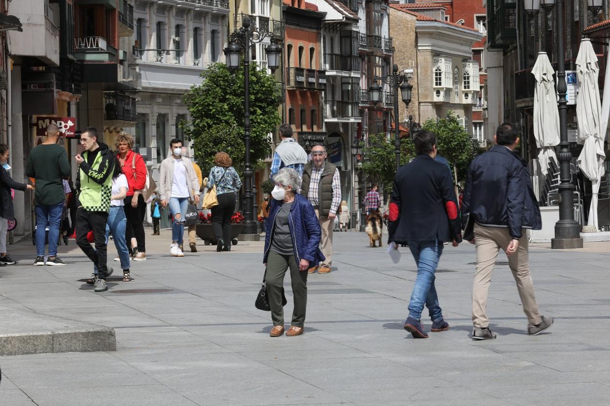 La calle de La Cámara y algunas de sus arterias, como La Fruta, Doctor Graíño o Rui Pérez, son los principales ejes comerciales del centro de la ciudad. 