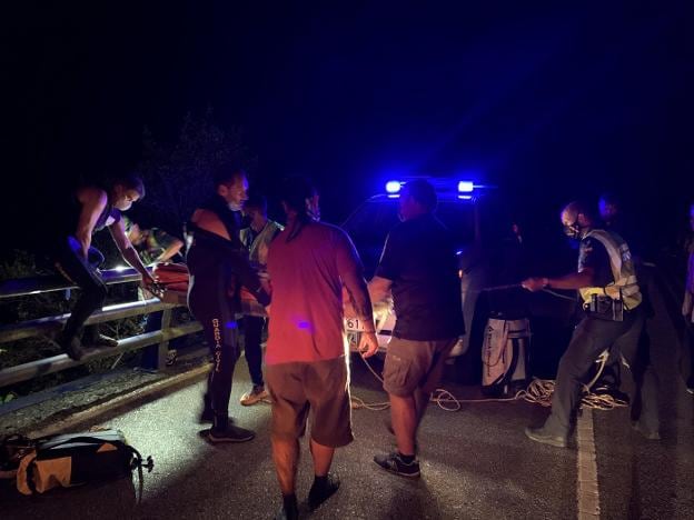 Agentes de la Guardia Civil izan el cuerpo de la menor fallecida en el río Cares con la ayuda de varias personas que estaban en la zona. 