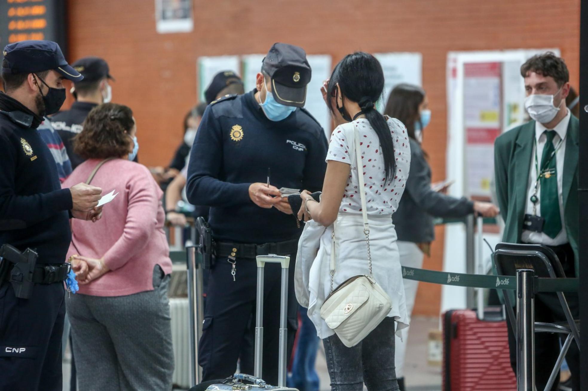 Controles. Agentes de la Policía piden la documentación a los pasajeros en la entrada del AVE, en la estación de Atocha (Madrid). 