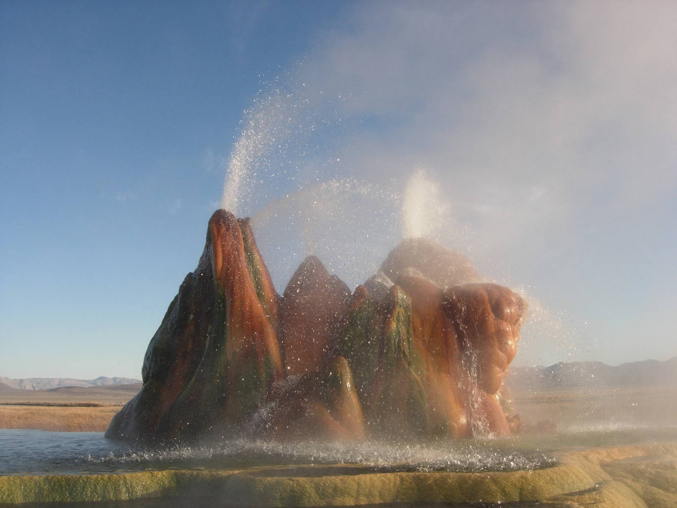 Géiser Fly (Nevada) | Este oasis de agua termal es fruto de un error humano, cuando en 1916 unos excavadores que buscaban agua perforaron el terreno y se toparon con una fuente termal de más de 200 grados. El mal sellado provocó la erupción de agua hirviendo y a pesar de que intentaron tapar su error, años después se formó este géiser.