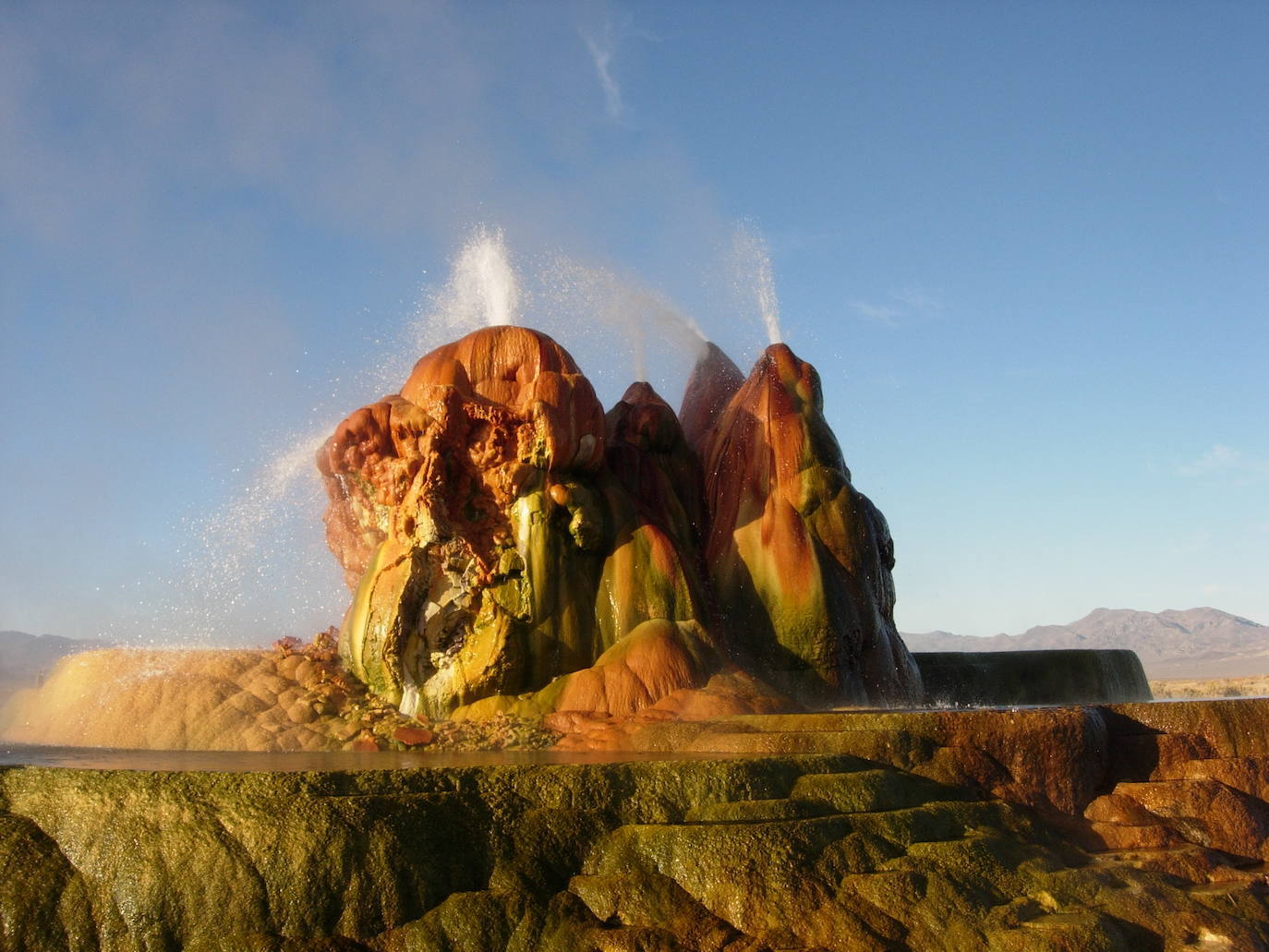 Géiser Fly (Nevada) | Este oasis de agua termal es fruto de un error humano, cuando en 1916 unos excavadores que buscaban agua perforaron el terreno y se toparon con una fuente termal de más de 200 grados. El mal sellado provocó la erupción de agua hirviendo y a pesar de que intentaron tapar su error, años después se formó este géiser.