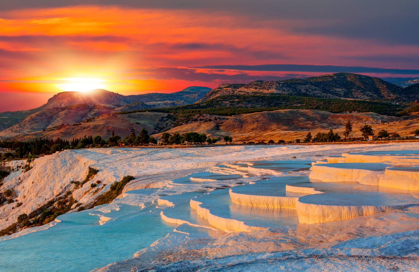 Pamukkale (Turquía) | Este lugar, cuyo nombre significa 'castillo de algodón' ha sido declardo Patrimonio de la Humanidad por la Unesco. Aunque la zona parece estar cubierta de nieve, se trata de unas antiguas aguas termales. El material que lo cubre son residuos de carbonato de calcio y diferentes minerales de sus aguas. 