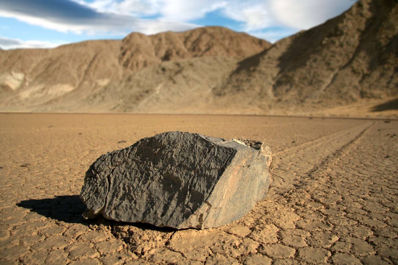 Rocas Racetracks | Estas rocas de todos los tamaños parecen cobrar vida en Racetrack Playa (California), un lago seco a 1.130 metros sobre el nivel del mar en el que dejan un rastro de movimiento. Después de más de setenta años de especulaciones, los investigadores resolvieron el misterio en 2014: el movimiento se debe a que las finas placas de hielo que se forman en el suelo tras la lluvia empujan a las rocas cuando sopla el viento. 