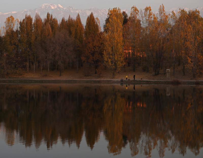 La gente disfruta de un día de otoño en un lago en Almaty, en Kazajstán