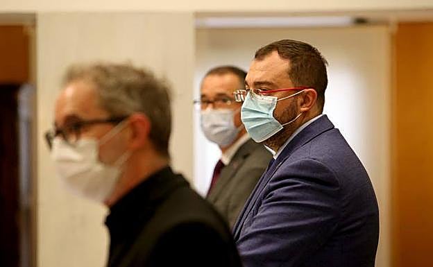 Adrián Barbón, junto a Pablo Fernández y Rafael Cofiño en la comparecencia de la pasada semana para anunciar el paso a la Fase 2.