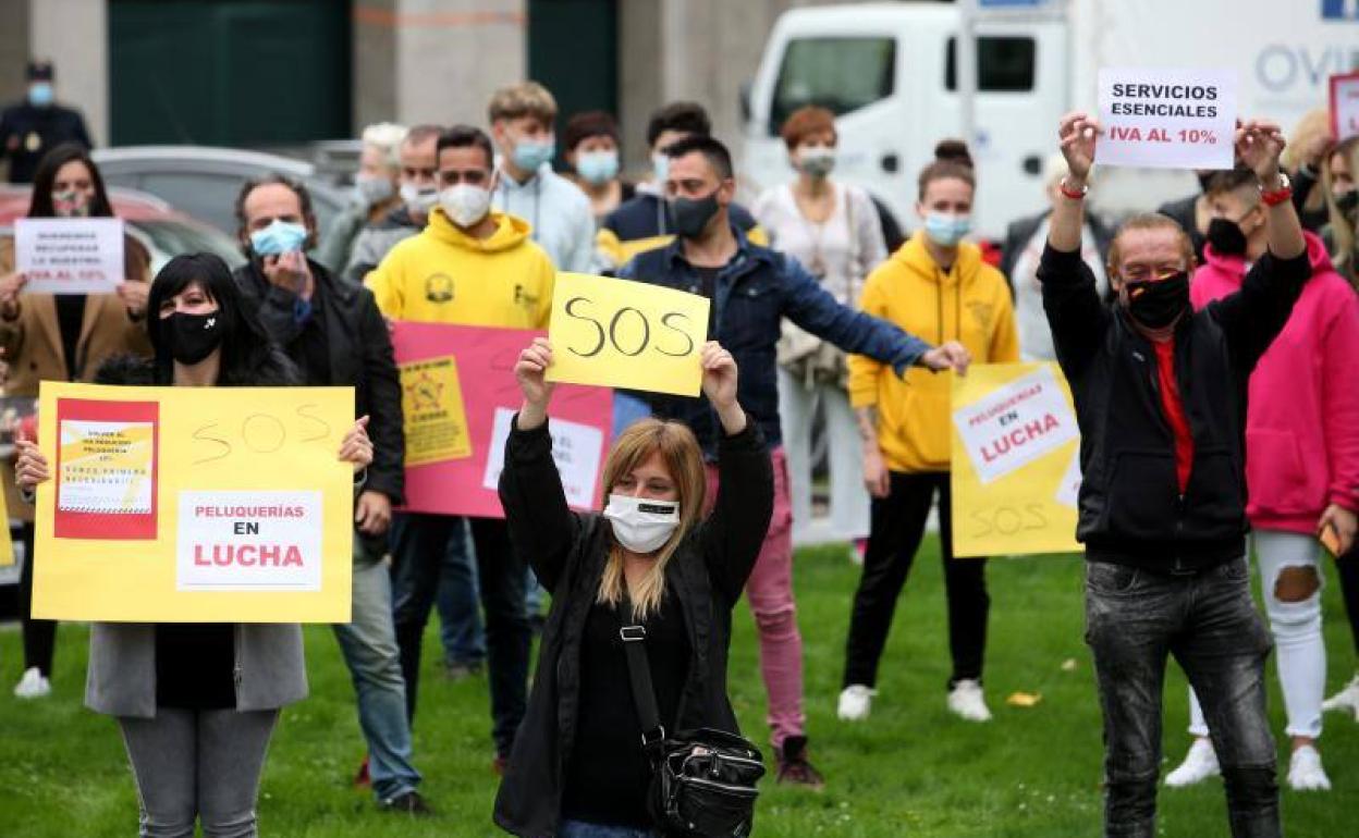 Momento de la protesta de las peluquerías frente a Delegación del Gobierno, ayer, en Oviedo.