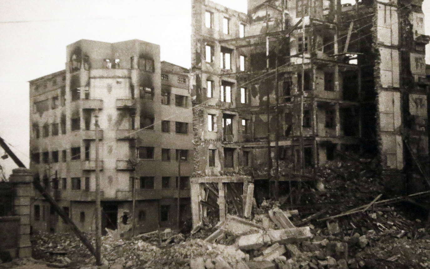 La exposición 'Frente a frente: dos visiones fotográficas de la Guerra Civil' que exhibe el Antiguo Instituto muestra los estragos del conflicto bélico en Gijón y Oviedo a través de las imágenes captadas por la cámara de Constantino Suárez y Florentino López, 'Floro'