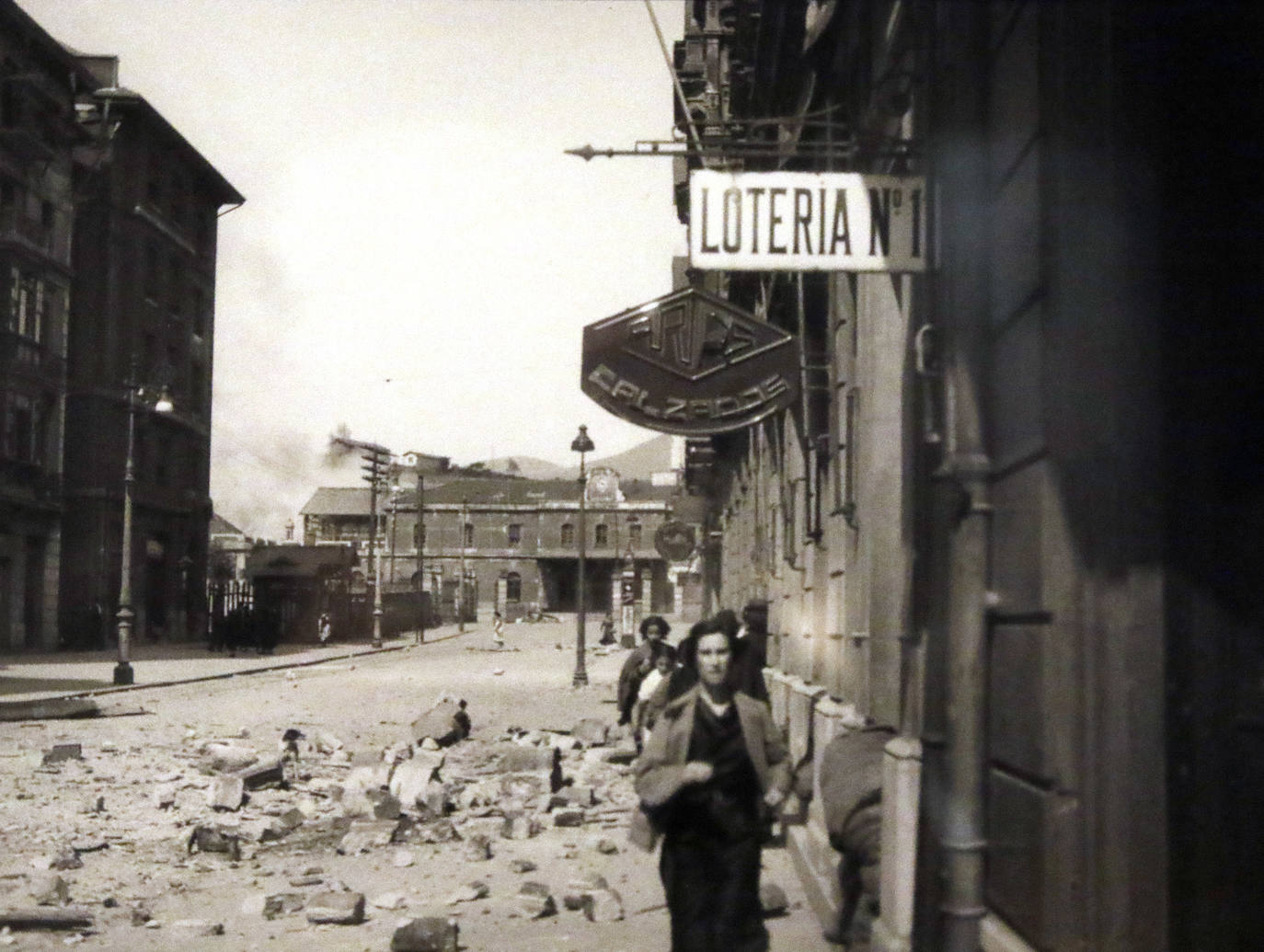 La exposición 'Frente a frente: dos visiones fotográficas de la Guerra Civil' que exhibe el Antiguo Instituto muestra los estragos del conflicto bélico en Gijón y Oviedo a través de las imágenes captadas por la cámara de Constantino Suárez y Florentino López, 'Floro'