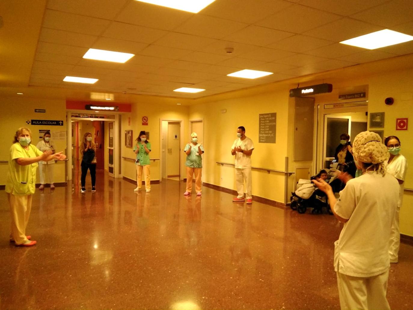 Los trabajadores del Hospital de Cabueñes se concentraron este miércoles para protestar por «la falta de organización, medios y personal».