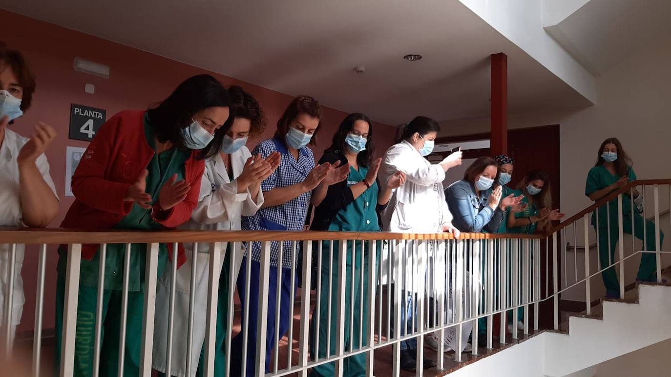 Los trabajadores del Hospital de Cabueñes se concentraron este miércoles para protestar por «la falta de organización, medios y personal».