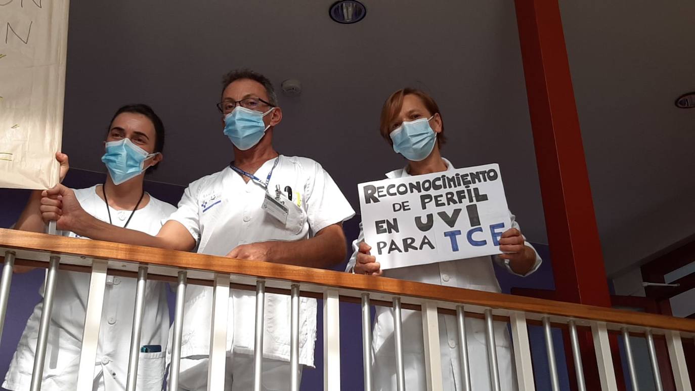 Los trabajadores del Hospital de Cabueñes se concentraron este miércoles para protestar por «la falta de organización, medios y personal».