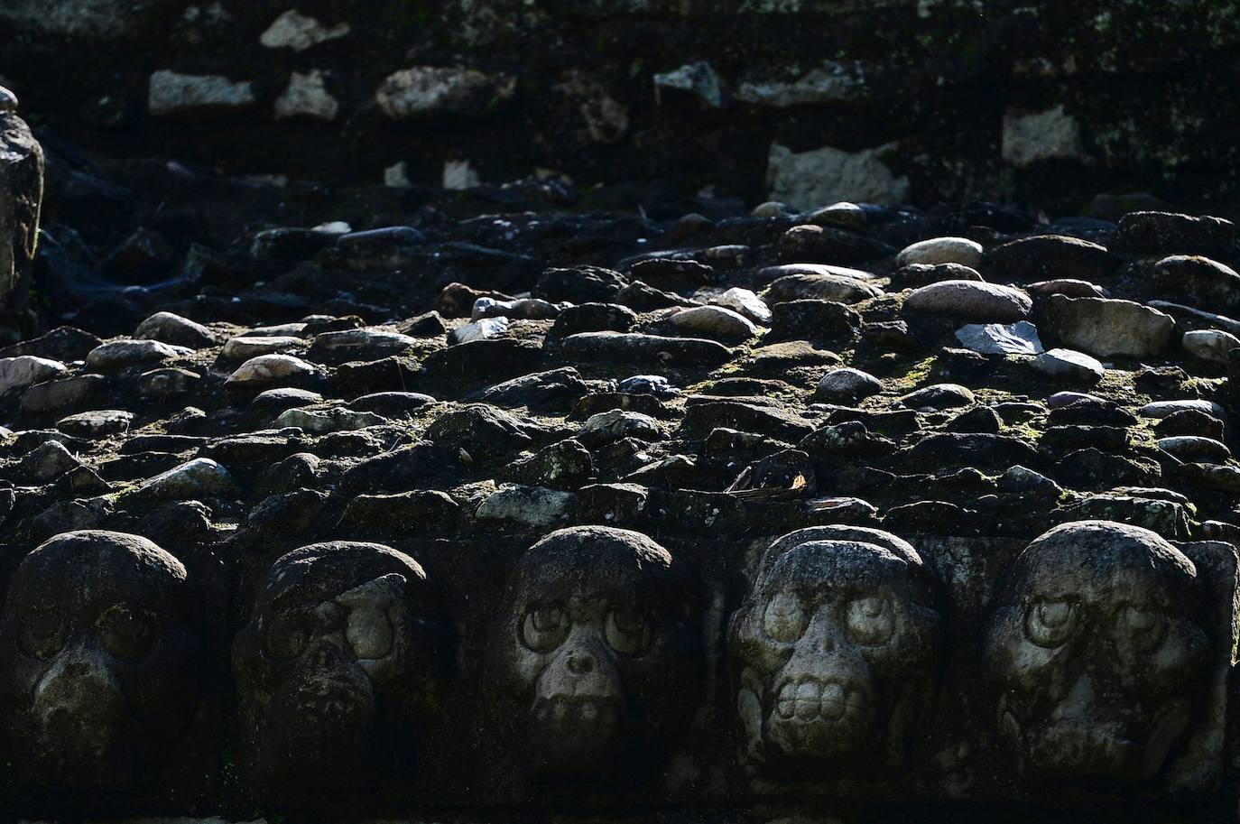 La escalinata de los jeroglíficos es lo que todos quieren visitar del Parque Arqueológico de Copán, un patrimonio mundial de los mayas al oeste de Honduras. Tiene 63 escalones y una altura de 12 metros, se levanta en un bosque localizado a unos 300 km al noroeste de Tegucigalpa. La UNESCO la declaró Patrimonio Mundial en 1980.