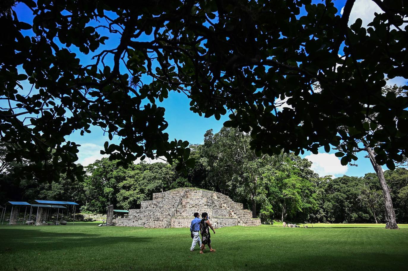 La escalinata de los jeroglíficos es lo que todos quieren visitar del Parque Arqueológico de Copán, un patrimonio mundial de los mayas al oeste de Honduras. Tiene 63 escalones y una altura de 12 metros, se levanta en un bosque localizado a unos 300 km al noroeste de Tegucigalpa. La UNESCO la declaró Patrimonio Mundial en 1980.