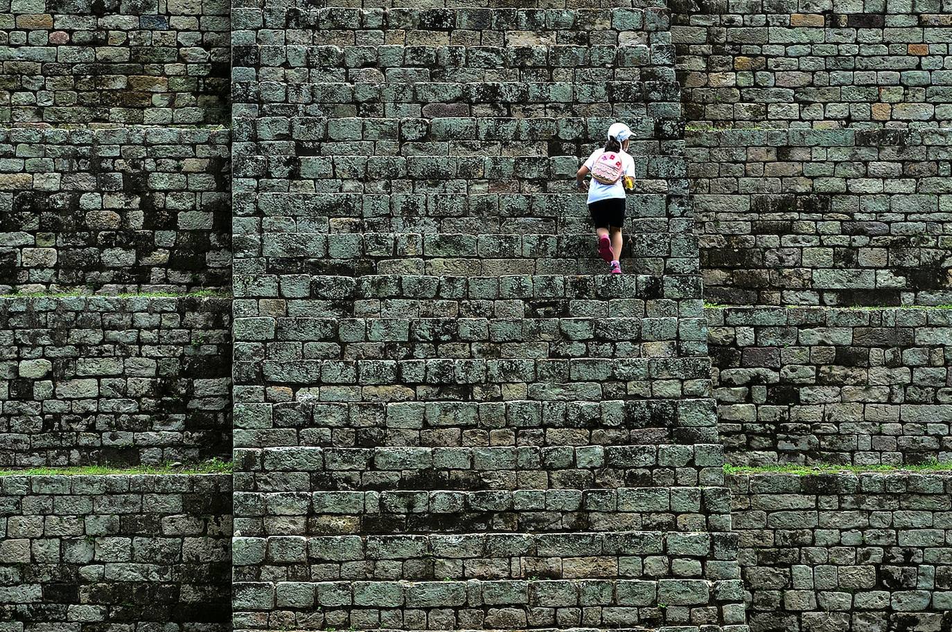 La escalinata de los jeroglíficos es lo que todos quieren visitar del Parque Arqueológico de Copán, un patrimonio mundial de los mayas al oeste de Honduras. Tiene 63 escalones y una altura de 12 metros, se levanta en un bosque localizado a unos 300 km al noroeste de Tegucigalpa. La UNESCO la declaró Patrimonio Mundial en 1980.