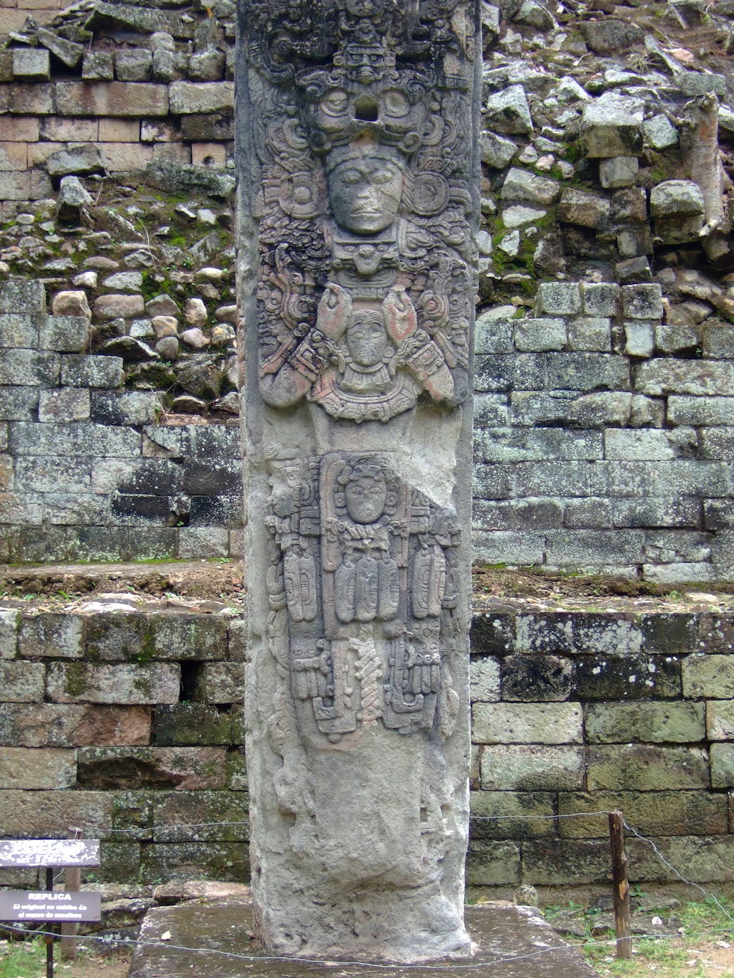 La escalinata de los jeroglíficos es lo que todos quieren visitar del Parque Arqueológico de Copán, un patrimonio mundial de los mayas al oeste de Honduras. Tiene 63 escalones y una altura de 12 metros, se levanta en un bosque localizado a unos 300 km al noroeste de Tegucigalpa. La UNESCO la declaró Patrimonio Mundial en 1980.