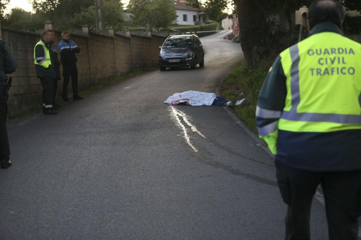 La Guardia Civil custodia el cadáver de Ginés Priede Junco, en Xixún, el 29 de septiembre de 2019. 
