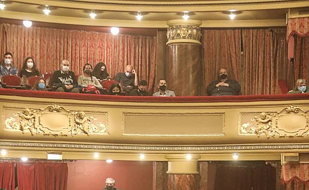 El público con las mascarillas casi llenó el teatro.
