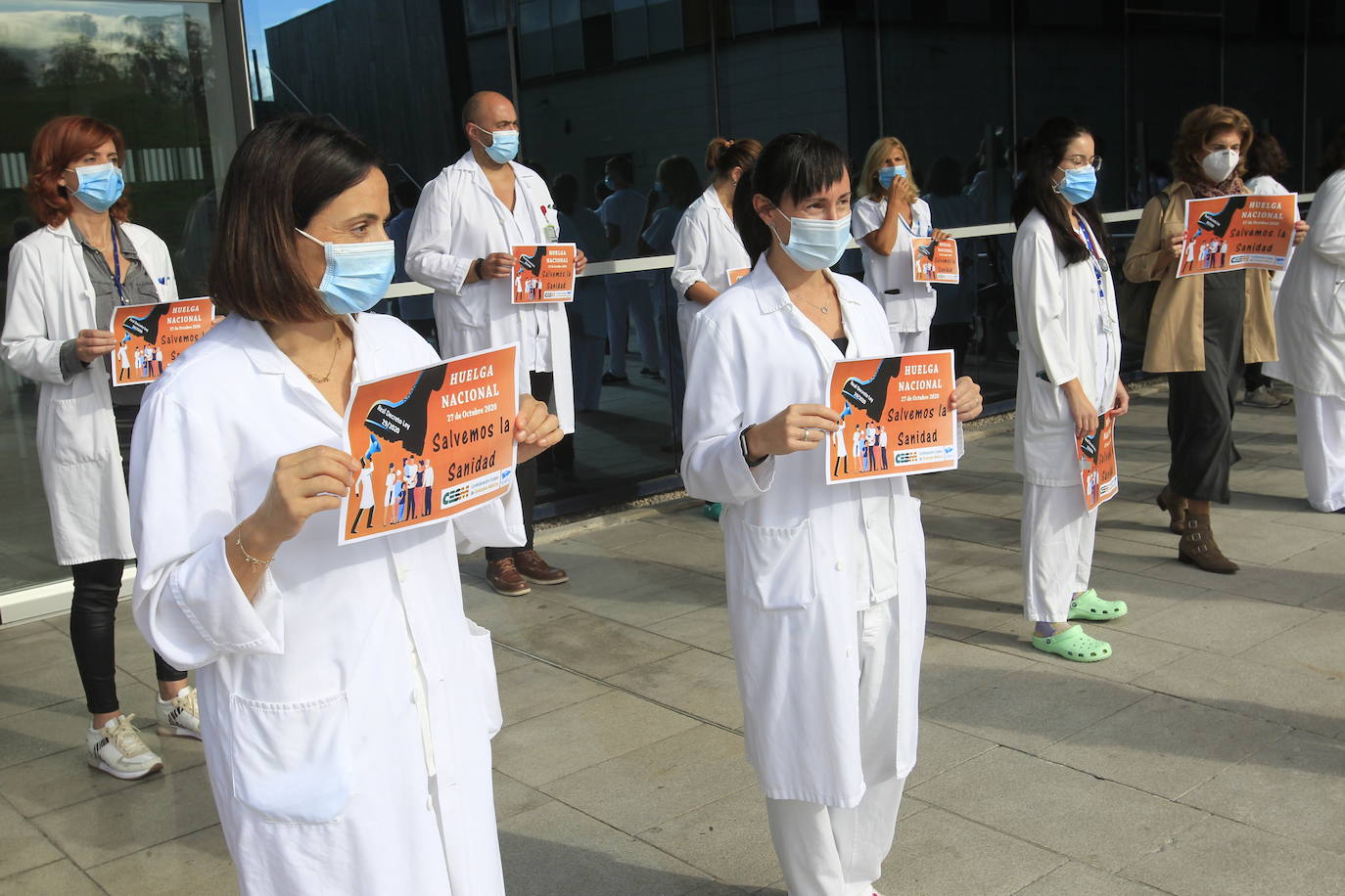Médicos del sistema de salud asturiano se concentran frente al HUCA en protesta de lo que consideran un «decretazo»