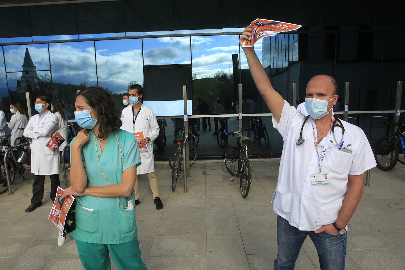 Médicos del sistema de salud asturiano se concentran frente al HUCA en protesta de lo que consideran un «decretazo»