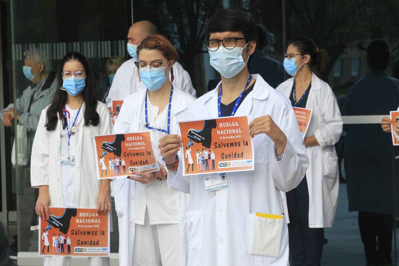 Médicos del sistema de salud asturiano se concentran frente al HUCA en protesta de lo que consideran un «decretazo»