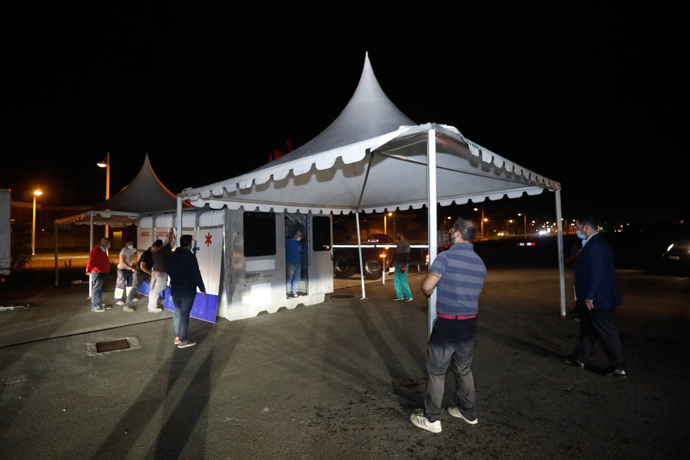 Este jueves comenzaron las labores de montaje del autocovid en la explanada de la Escuela de Marina Civil, en la avenida de La Pecuaria. Este punto de pruebas, anteriormente situado en las inmediaciones del hospital de Cabueñes, se traslada hasta el Campus debido a la instalación del hospital de campaña junto al centro médico.